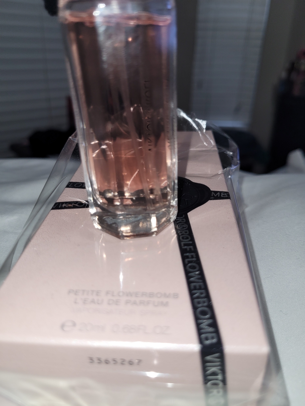 Viktor & Rolf Flowerbomb Perfume. - Picture 2 of 5